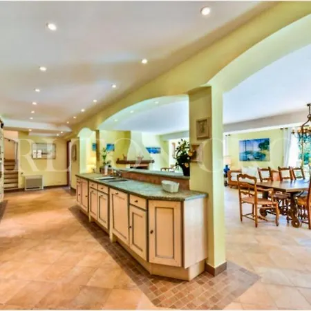 Villa Pokade Climatisée De 235 M2 Piscine Sans Vis à Vis Grand Jardin Totalement Clos