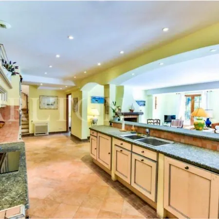 Villa Pokade Climatisee De 235 M2 Piscine Sans Vis A Vis Grand Jardin Totalement Clos Vallauris